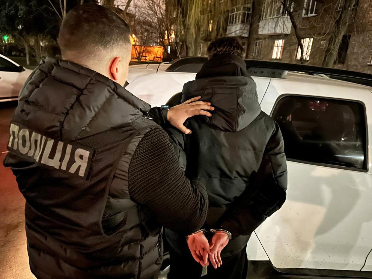 Поліцейські Одещини затримали аферистів, які «продавали» в мережі дрони на потреби ЗСУ