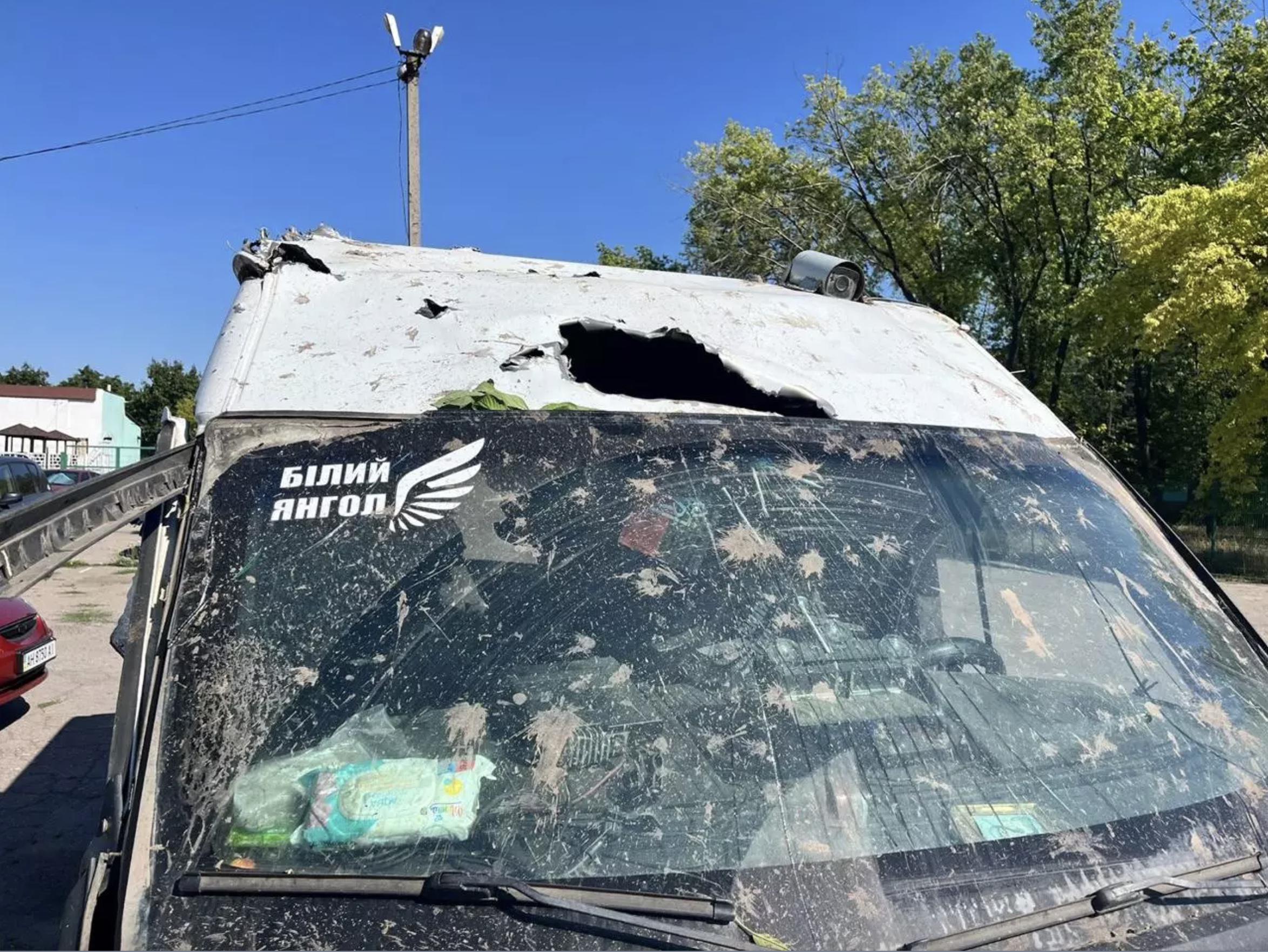 Евакуаційний автомобіль екіпажу “Білий янгол” після ворожої атаки